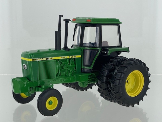 John Deere 4440 2wd met Dubbellucht Limited Edition 2500 stuks - 1:32