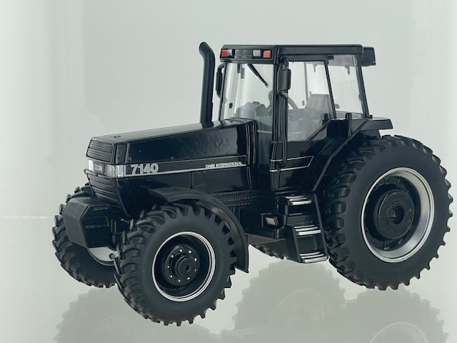 Case IH Magnum 7140 Black Limited Edition 501 stuks - 1:32