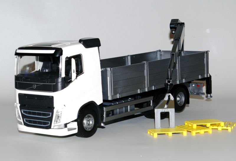 Volvo FH 6x4 with Buildingmaterials Construction + Crane White - 1:25