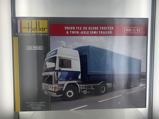 Volvo F12-20 Globetrotter + Huif Trailer - 1:32