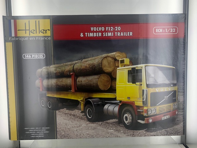 Volvo F12-20 Globetrotter + Timber Trailer - 1:32