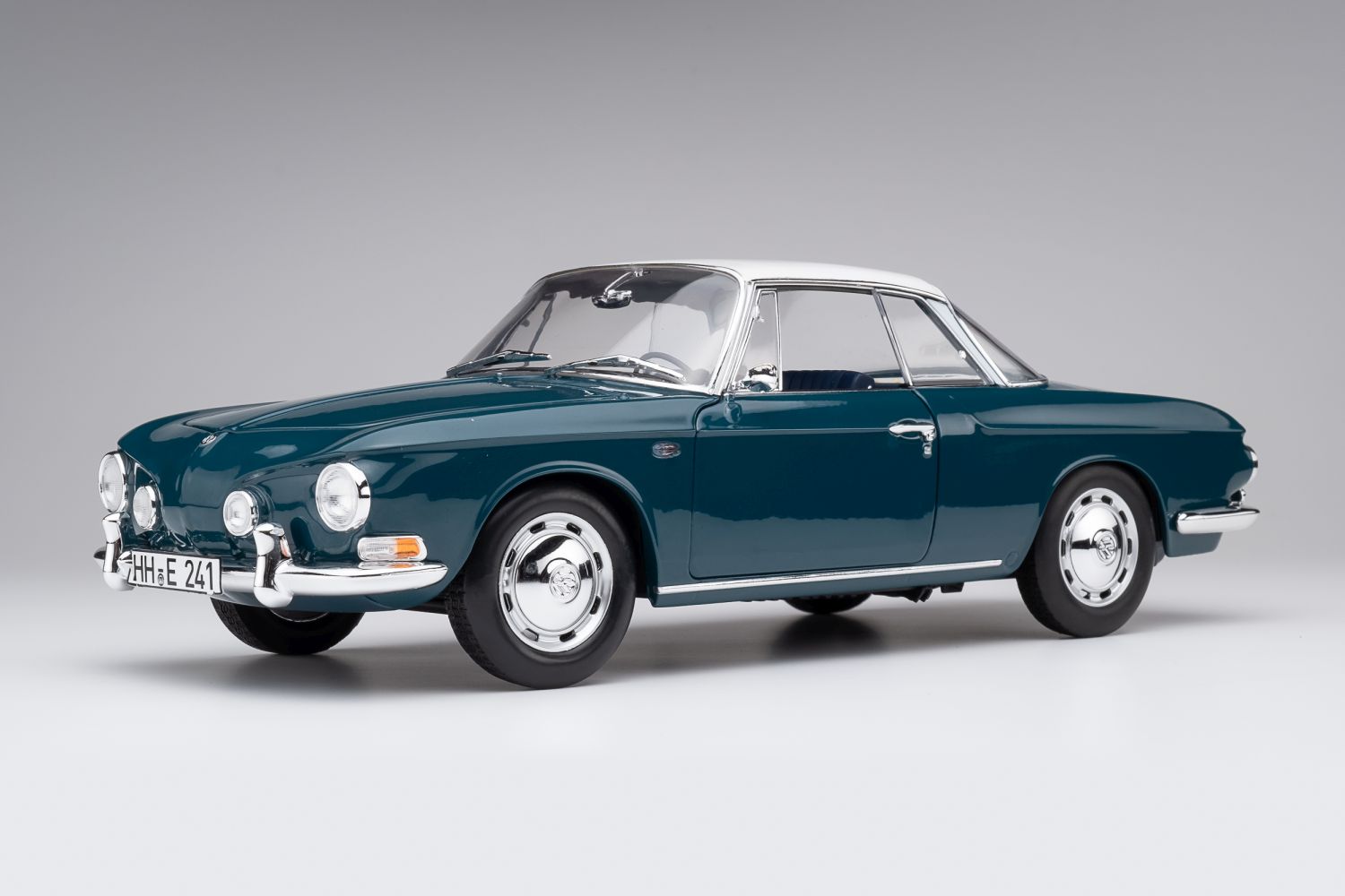 Volkswagen Karmann Ghia Typ34 Sea Blue/White top Limited Edition - 1:18