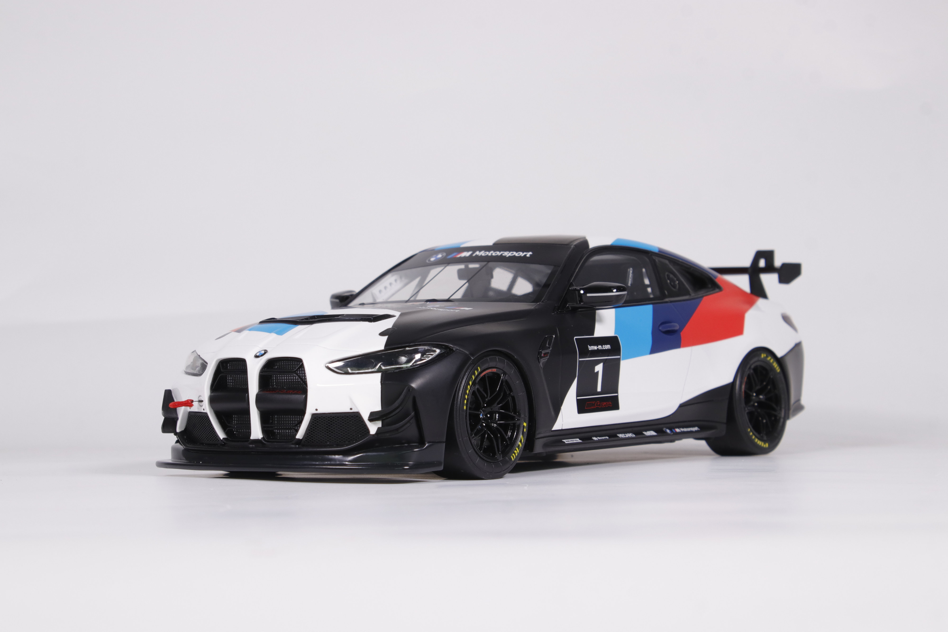 BMW M4 GT4 2022 White Presentation - 1:18