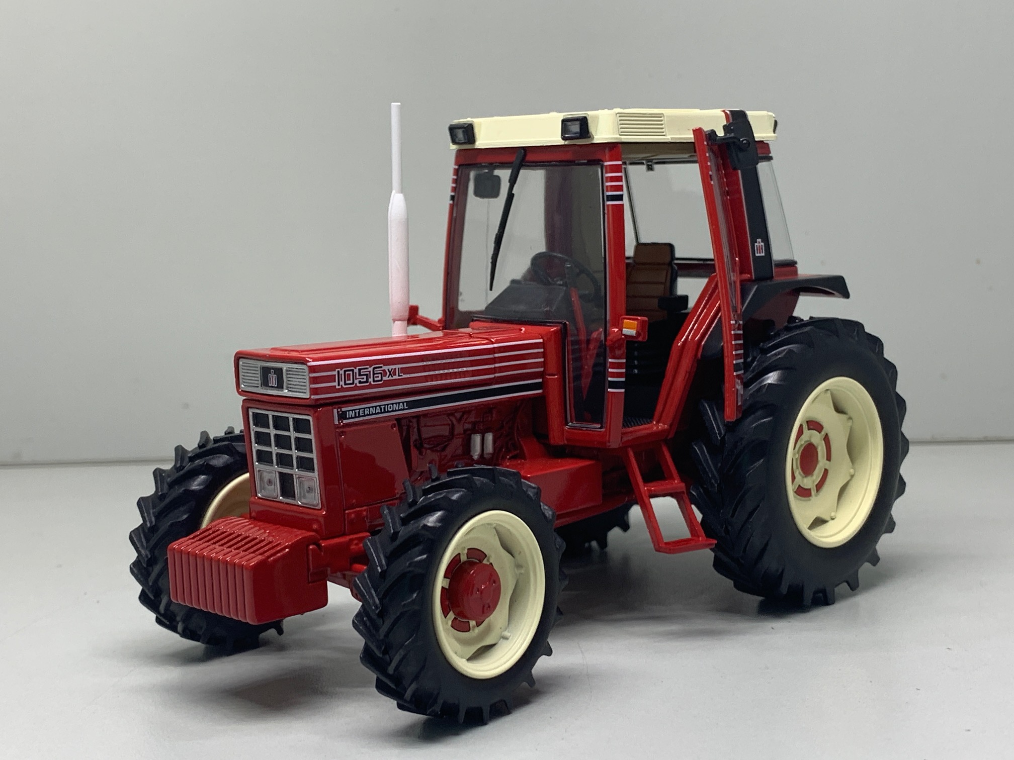 IH 1056 XL Stries - 1:32