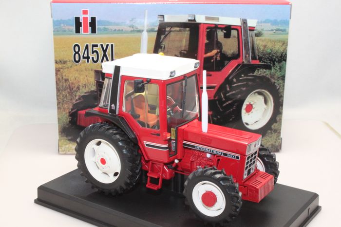 International 845 XL Black Fenders