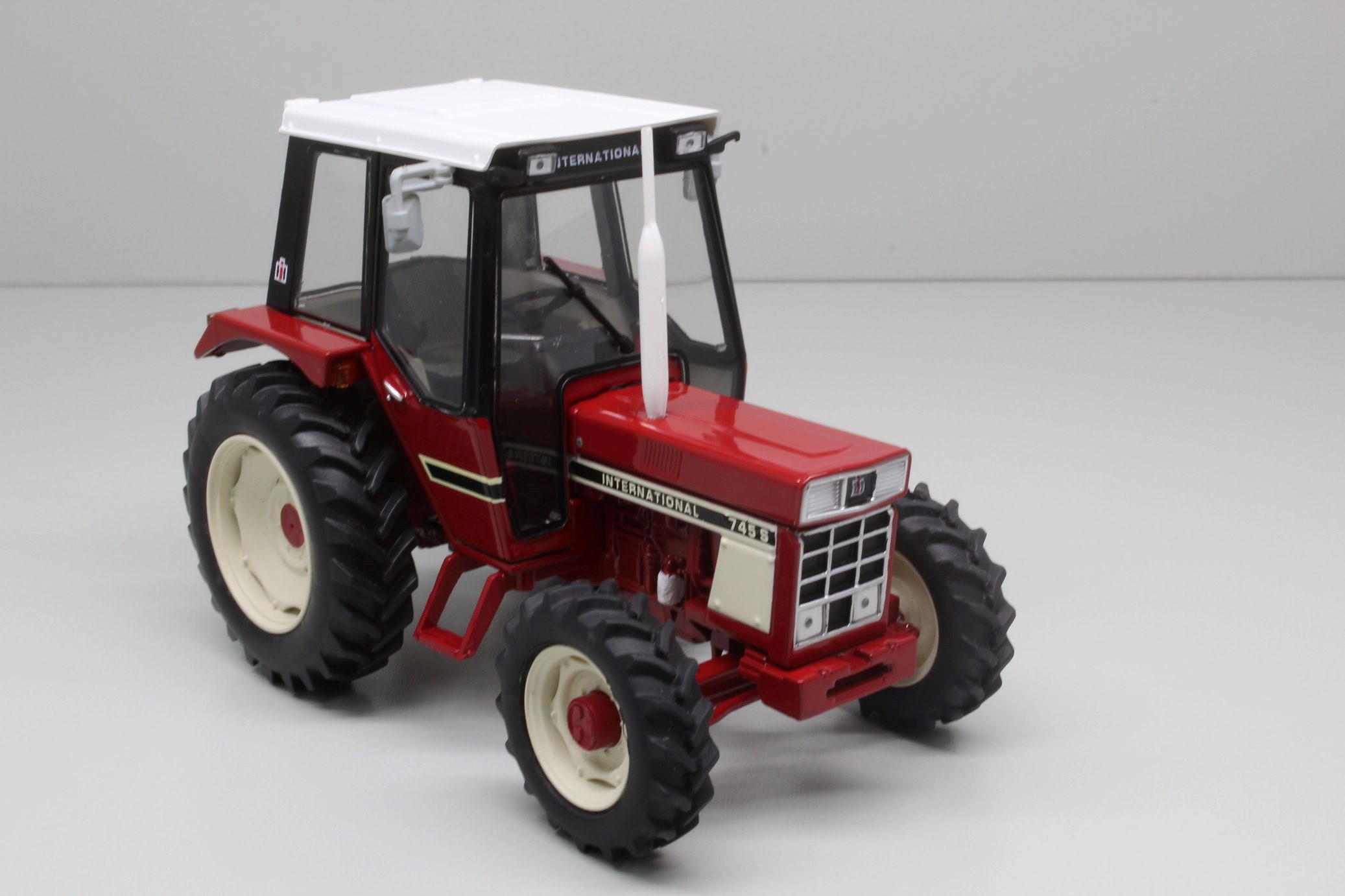 International 745 S 4wd