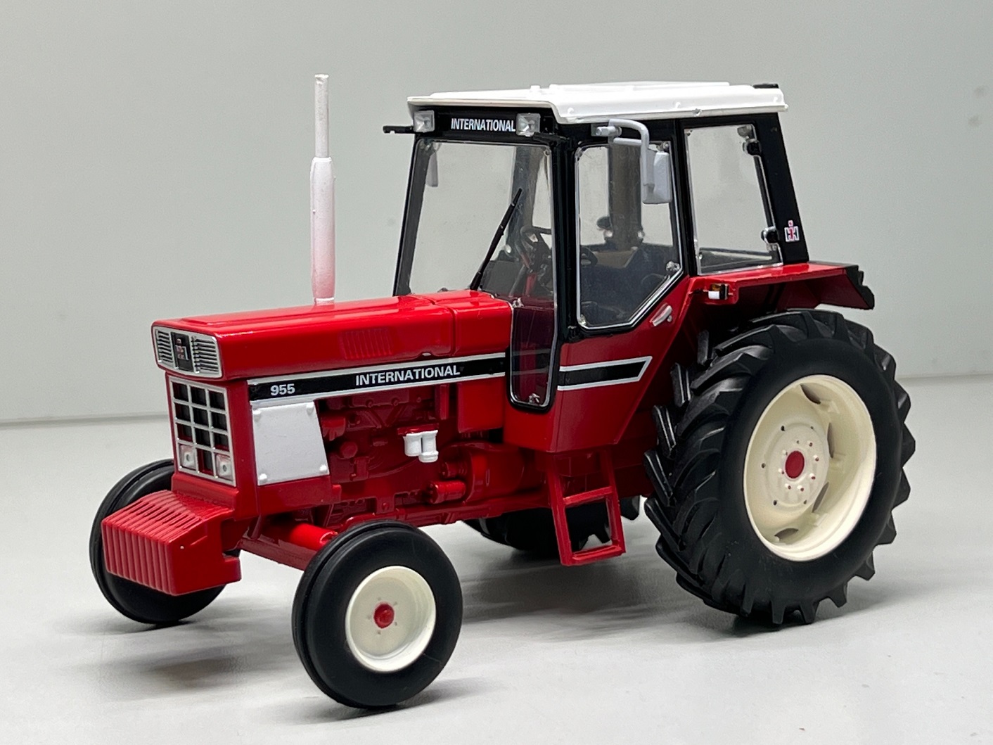 International 955 2wd - 1:32