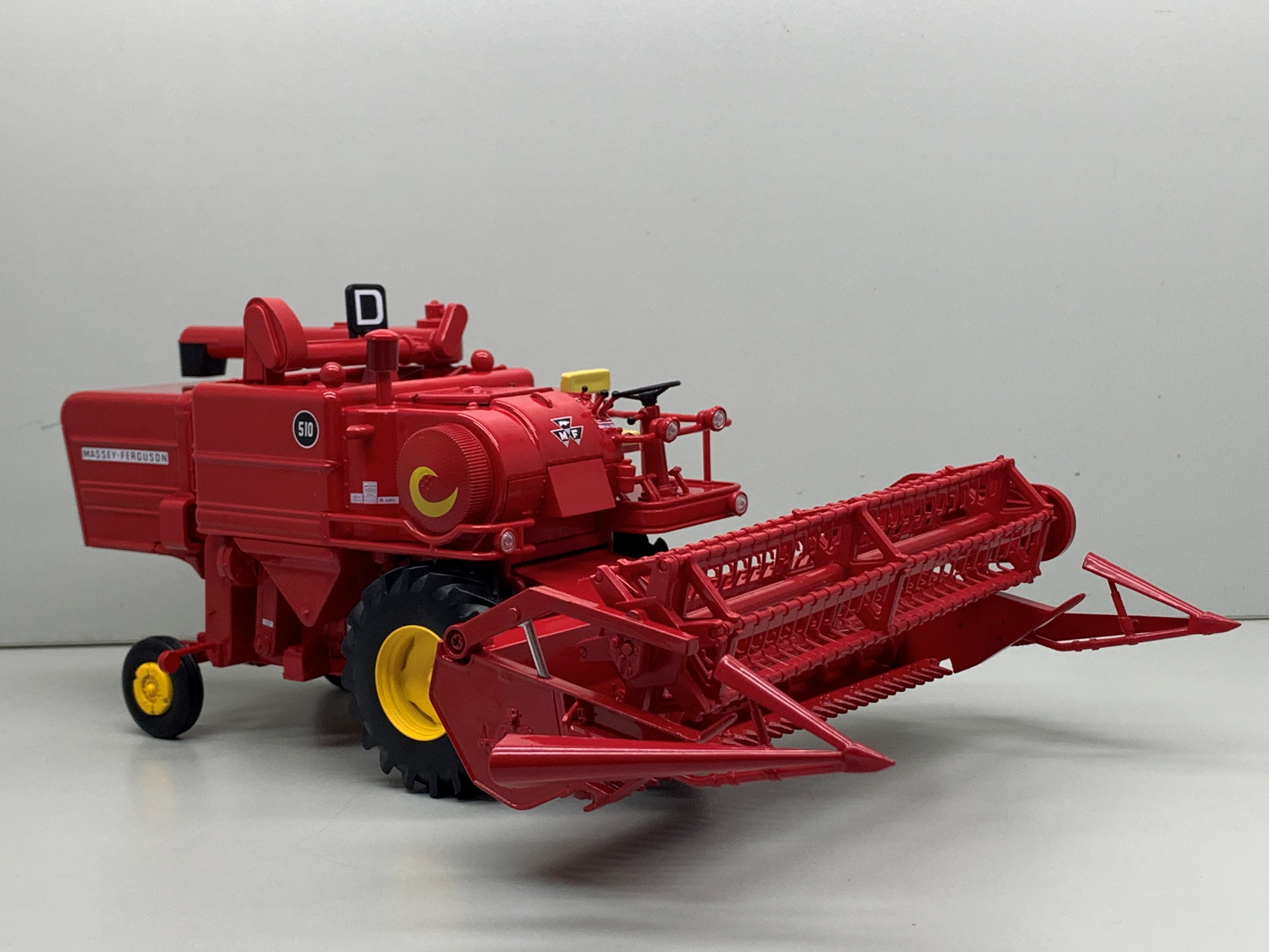 Massey Ferguson 510 Combine met Transportwagen - 1:32