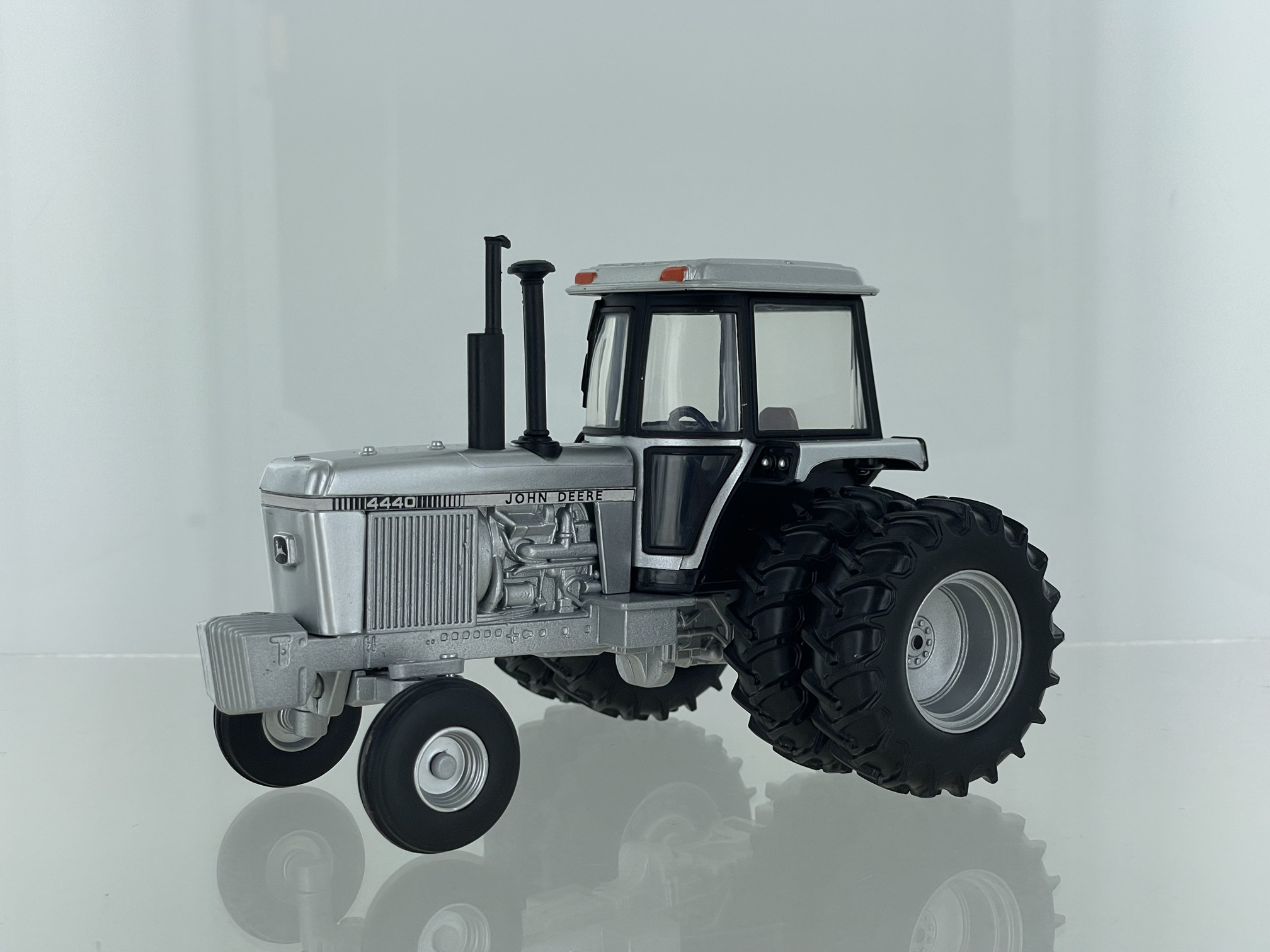 John Deere 4440 2wd met Dubbellucht Silver Limited Edition 102 stuks - 1:32