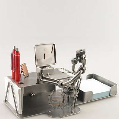 MAN ACHTER BUREAU MET PC